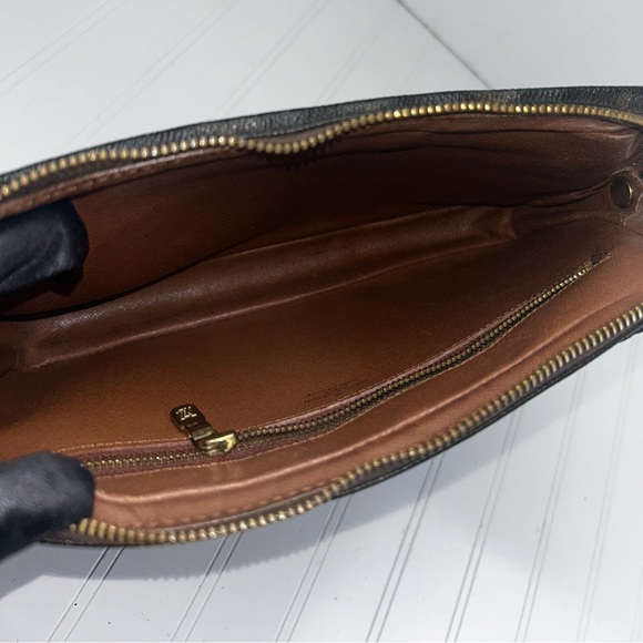 Louis Vuitton
Marly Dragonne GM Clutch Bag - Picture 11 of 14